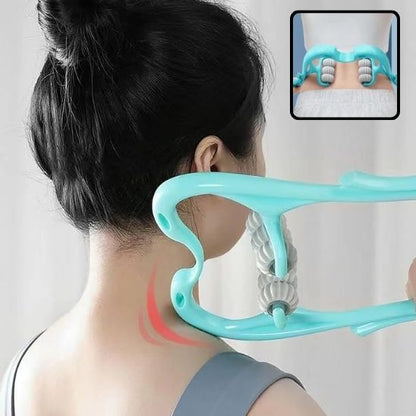 Femme massant sa nuque avec un masseur de cou bleu clair, efficace contre les douleurs musculaires et le stress.