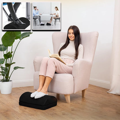 Femme installée confortablement avec repose-pieds noir pour améliorer la circulation sanguine