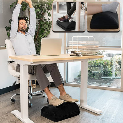 Homme détendu devant son bureau avec un repose-pieds ergonomique en mousse sous les pieds