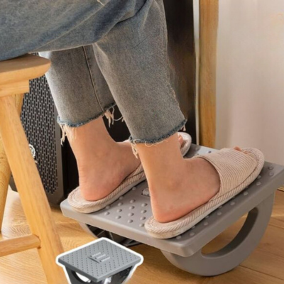 Repose-pieds gris antidérapant favorisant la détente et la posture naturelle des jambes, parfait pour le télétravail ou le bureau.
