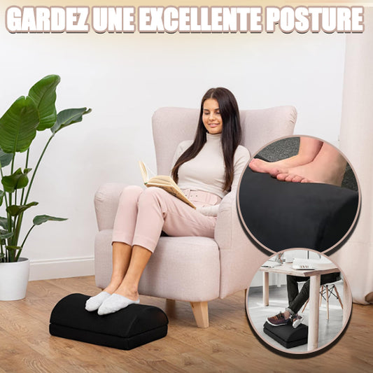 Femme lisant avec un repose-pieds noir sous fauteuil pour garder une bonne posture assise
