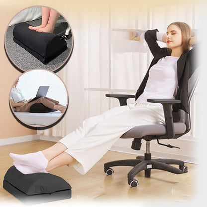 Femme allongée sur une chaise de bureau avec repose-pieds pour relâcher les jambes et le dos