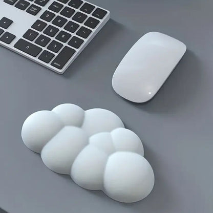 repose-poignet ergonomique en forme de nuage blanc sur bureau avec clavier noir et souris blanche – accessoire design pour soulager la douleur au poignet
