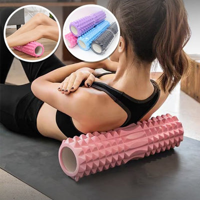 Femme utilisant un rouleau de massage rose à picots pour détendre son dos et soulager les tensions musculaires.
