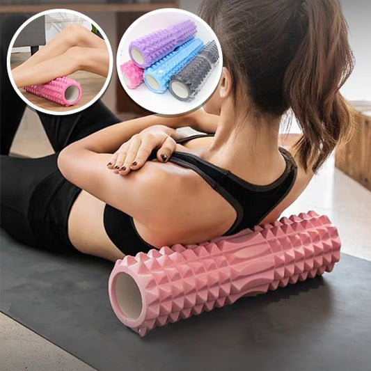Femme utilisant un rouleau de massage rose à picots pour détendre son dos et soulager les tensions musculaires.
