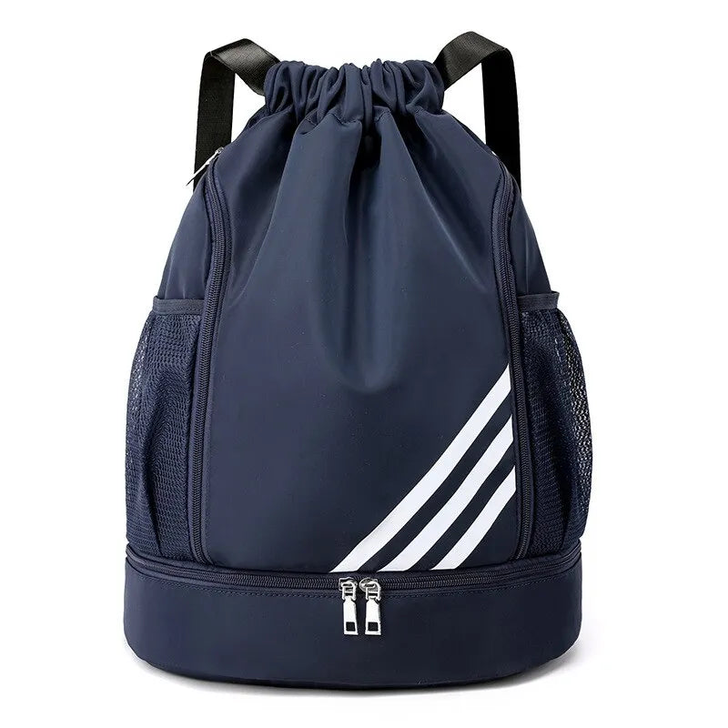 Sac de sport bleu marine à cordon, doté de poches latérales en filet et d’un grand compartiment inférieur pour les chaussures.