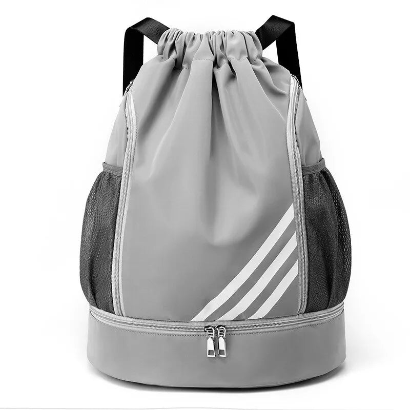 Sac de sport gris clair à cordon avec design sobre, poches en filet et base zippée pour organiser chaussures et accessoires.