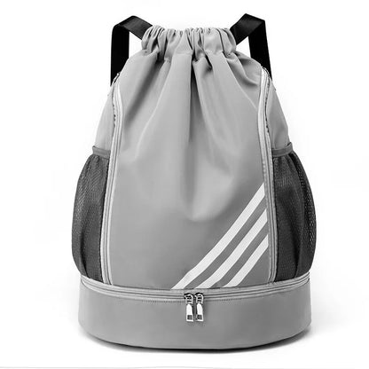 Sac de sport gris clair à cordon avec design sobre, poches en filet et base zippée pour organiser chaussures et accessoires.