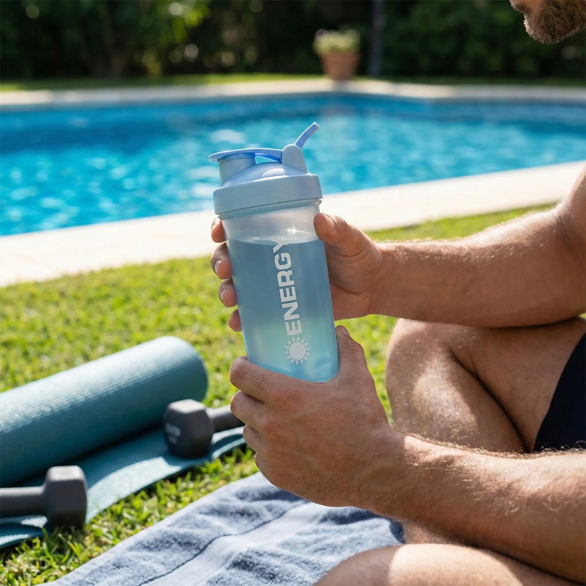 Shaker proteine PowerMix™ bleu étanche anti-grumeaux, boisson énergétique après entraînement au bord de la piscine