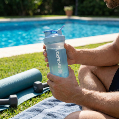 Shaker proteine PowerMix™ bleu étanche anti-grumeaux, boisson énergétique après entraînement au bord de la piscine