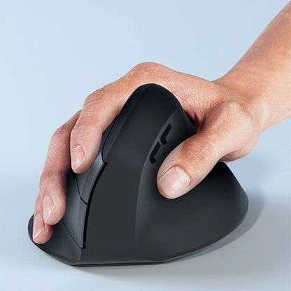 Main tenant une souris ergonomique verticale noire pour un confort optimal au bureau
