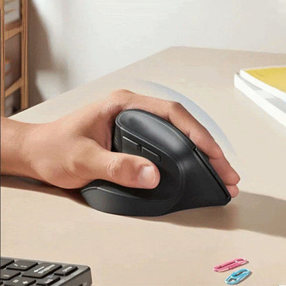 Souris verticale ergonomique sans fil en cours d’utilisation sur un bureau avec clavier