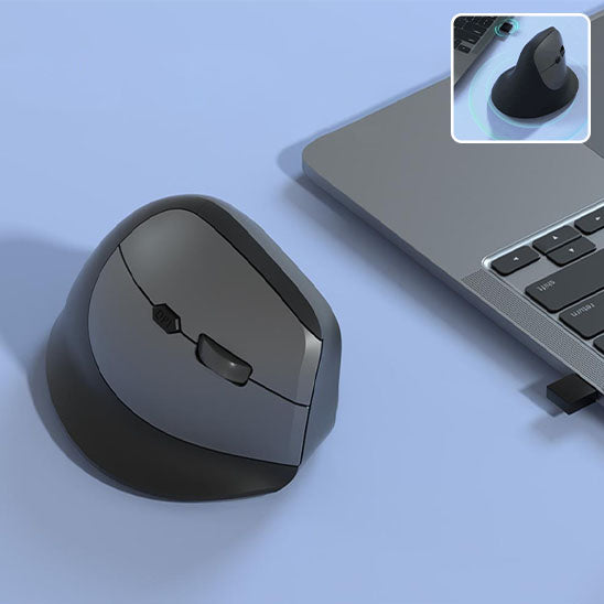 Souris verticale sans fil à côté d’un ordinateur portable, idéale pour les longues sessions
