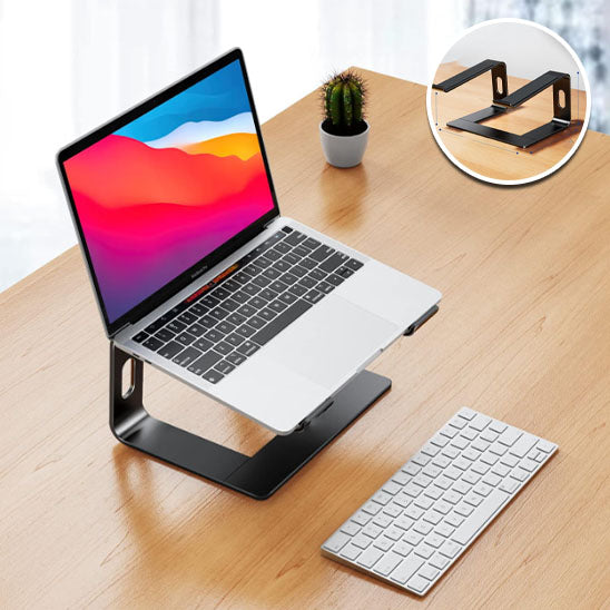 Support pour ordinateur portable noir sur bureau en bois clair avec clavier sans fil et plante verte – améliore la posture et soulage les douleurs cervicales