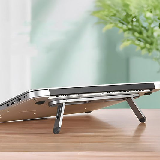Support pliable gris fixé sous un ordinateur portable sur une table en bois