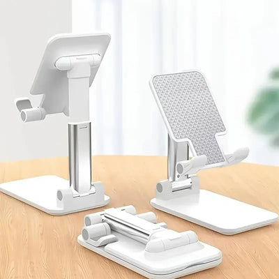 Trois supports de téléphone portables blancs présentés sur une table, pliables et réglables en hauteur, offrant stabilité et confort d’utilisation à la maison ou au bureau.