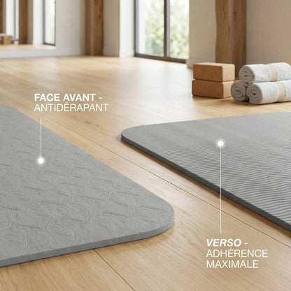 Détail texture antidérapante face avant et verso à adhérence maximale du tapis de yoga 6 mm gris