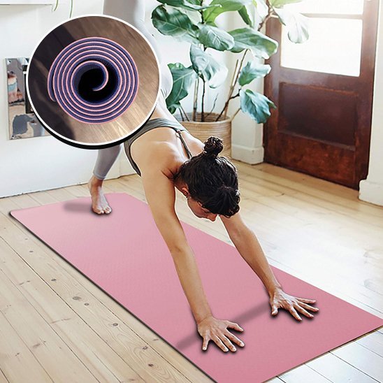 Exercice de pilates réalisé sur un tapis de sport antiglisse avec surface stable et amortissante.