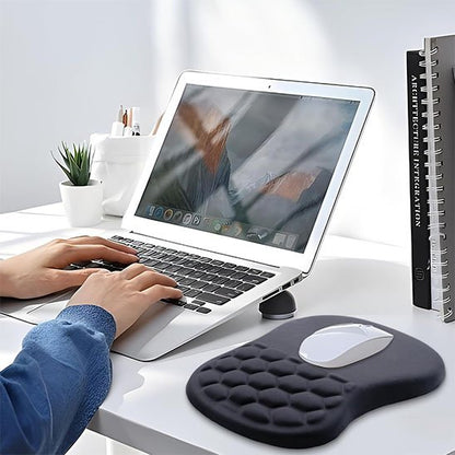 Utilisateur travaillant sur ordinateur portable avec tapis de souris ergonomique noir en gel alvéolé offrant un soutien optimal du poignet.