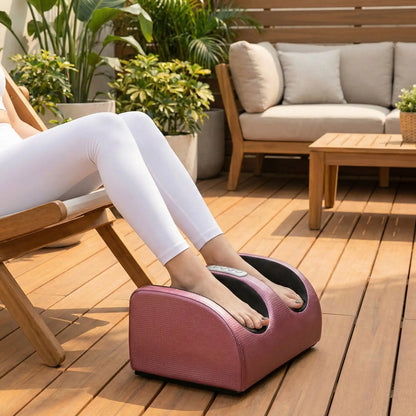 femme utilisant appareil massage des pieds électrique à domicile