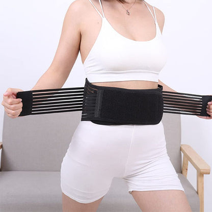 femme entourant sa taille avec une ceinture lombaire respirante

