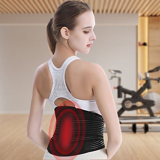 ceinture lombaire chauffante infrarouge portée par une femme pour soulager le dos