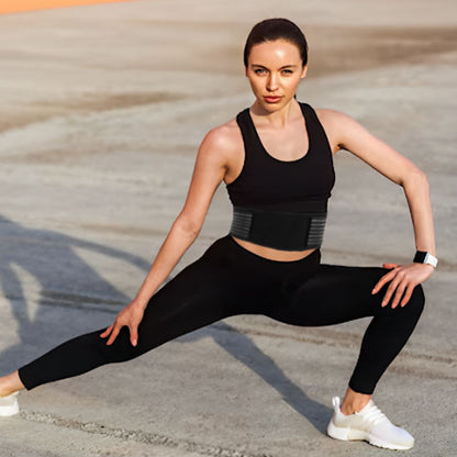 femme s’étirant au sol avec ceinture lombaire noire