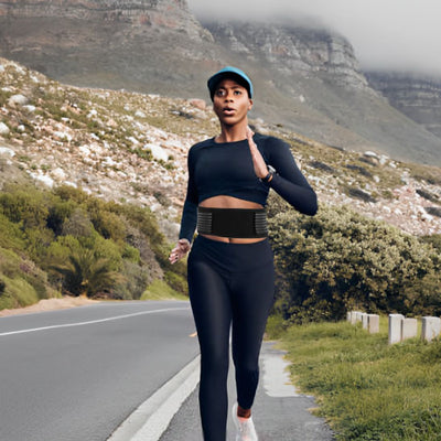 femme courant en extérieur avec ceinture lombaire thérapeutique noire

