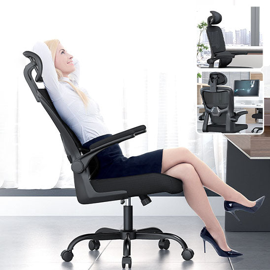 femme assise sur une chaise de bureau ergonomique confortable