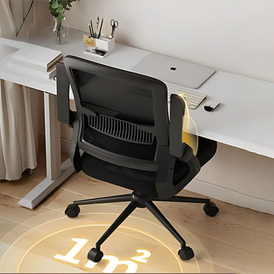 Chaise ergonomique de bureau AssiseZen noire avec accoudoirs rabattables et design compact