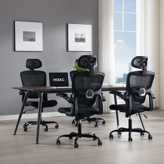 chaises ergonomiques modernes dans une salle de réunion lumineuse