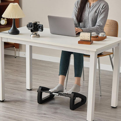 femme utilisant repose pied ergonomique au bureau