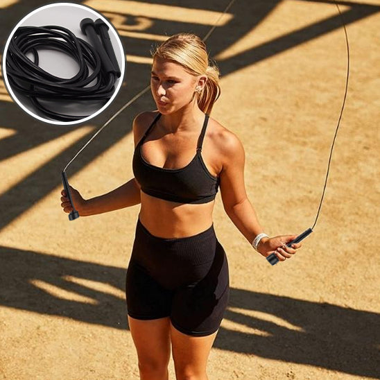 femme utilisant corde à sauter ajustable pour cardio extérieur