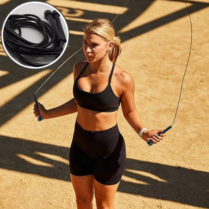 femme utilisant corde à sauter ajustable pour cardio extérieur