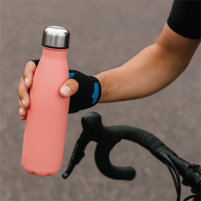 gourde isotherme rose utilisee pendant activite sportive