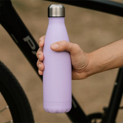 gourde isotherme violette tenue a la main pres d un velo