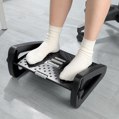 gros plan pieds posés sur repose pieds ergonomique