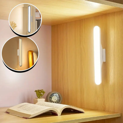 Lampe de lecture LED verticale fixée à une étagère en bois au-dessus d’un livre ouvert