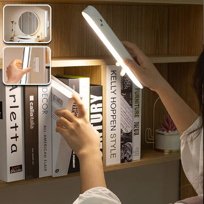 Femme retirant une lampe LED aimantée placée sous une étagère de bibliothèque