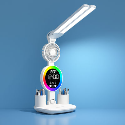 lampe de bureau multifonction avec double led, horloge digitale et ventilateur posée sur fond bleu minimaliste