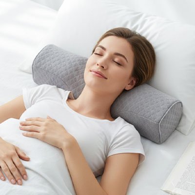 oreiller cervical utilise en position dorsale sur lit