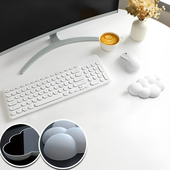 repose-poignet nuage ergonomique blanc sur bureau minimaliste avec clavier, souris et tasse de café – accessoire bien-être pour le télétravail