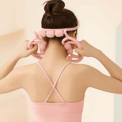 Femme relaxant ses muscles du dos et de la nuque avec le rouleau de massage rose