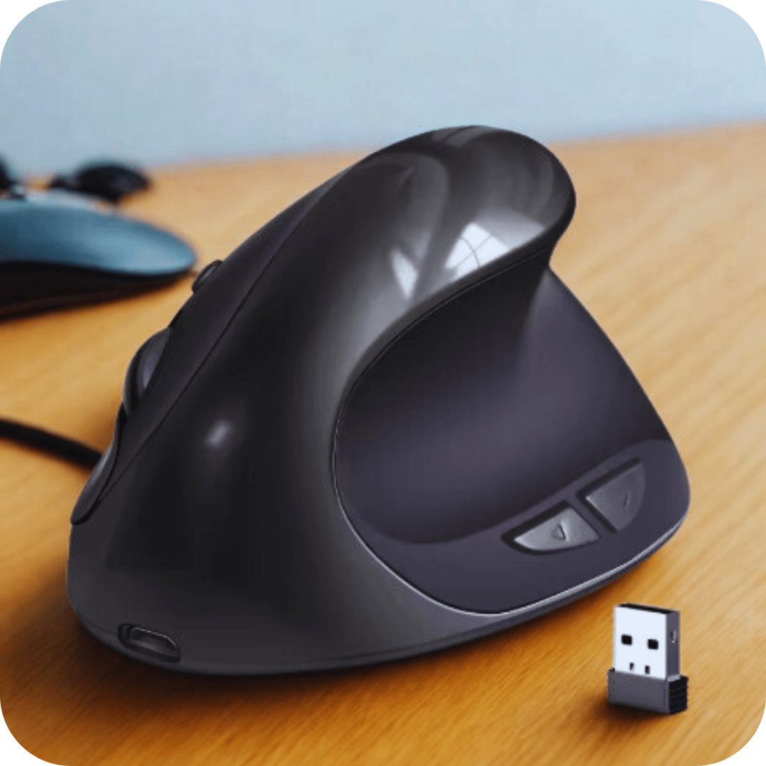 souris ergonomique sans fil utilisée en télétravail