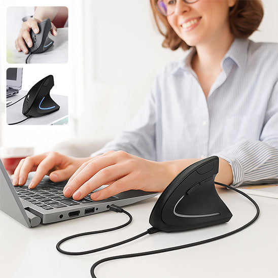 Femme utilisant une souris ergonomique verticale filaire connectée à un ordinateur portable, favorisant une posture naturelle du bras.