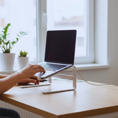 support ordinateur portable ergonomique sur bureau pour reduire les douleurs cervicales