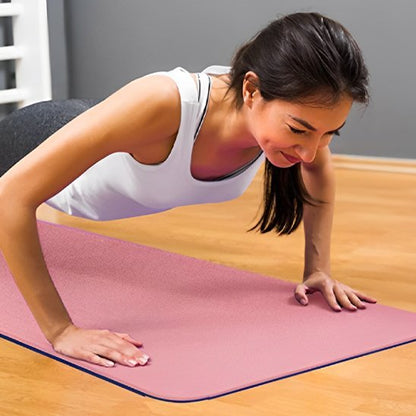 Femme effectuant des pompes sur un tapis d’exercice antidérapant posé sur un sol intérieur.
