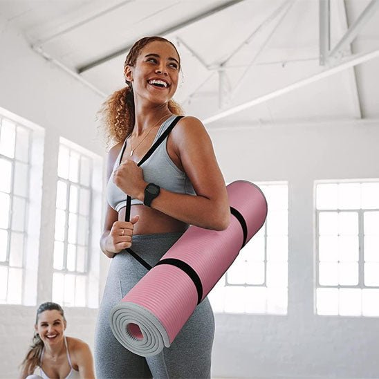femme portant un tapis de gym enroulé facile à transporter