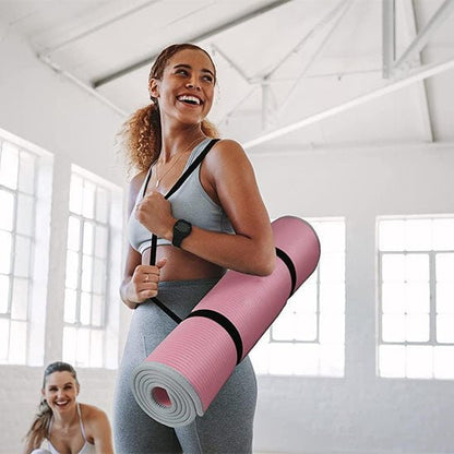 femme portant un tapis de gym enroulé facile à transporter