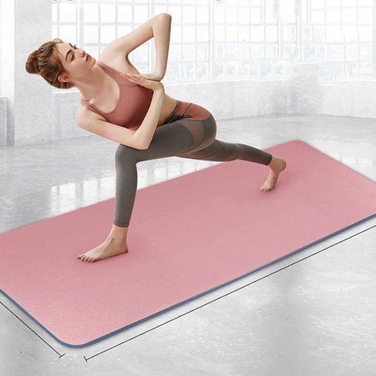 femme utilisant  un tapis de sport pour des etirements